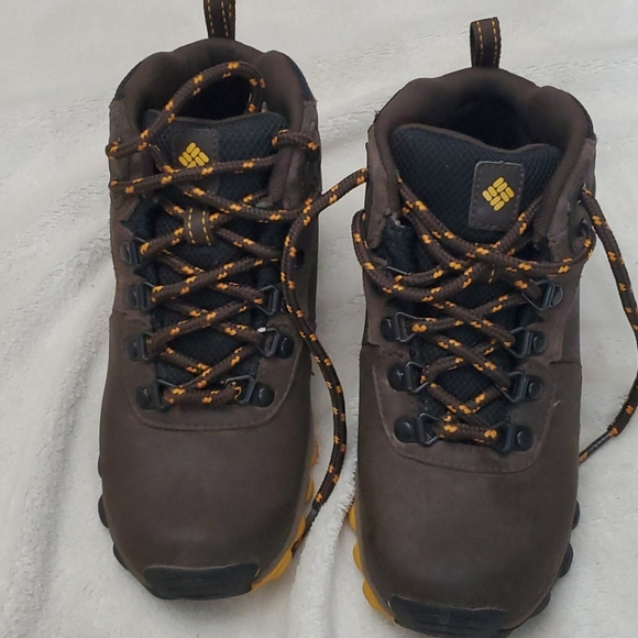 columbia boys hiking boots